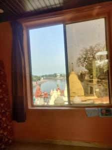 乌贾因Kailash kuti Guest House的享有水体景致的窗户