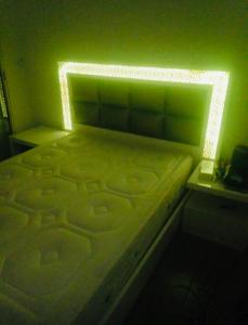 InezganeAppartement moyen standing的一间卧室配有一张光线充足的床