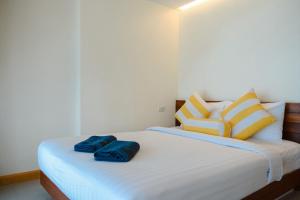 沙美岛Samed Seaside Resort - เสม็ด ซีไซด์ รีสอร์ท的床上有2个蓝色枕头