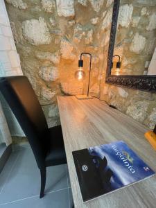 塔尔奎尼亚Casa Soderini的坐在木桌边的书,带灯