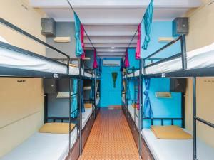 孟买Afra Dormitory For Female & Male 5 Min From Airport的宿舍的走廊,配有双层床