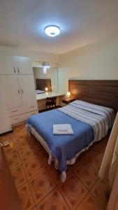 安托法加斯塔Hotel NIKYASAN的一间卧室配有一张大床,上面有托盘