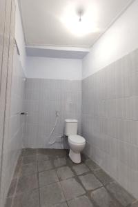 日惹OYO 93173 Khazanah Room Syariah的一间带卫生间的浴室和天花板上的灯