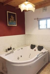 萨利纳斯Entre naturaleza a 1 cuadra de la playa/Jacuzzi的带浴缸的浴室和红色的墙壁