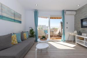 贝纳尔马德纳Apartamento costa del Sol的客厅配有沙发和桌子