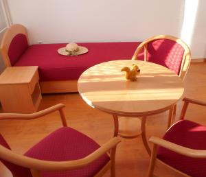 鲍洛通塞迈什BALATON ART Guesthouse的配有桌椅和沙发的房间