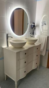 莱尔马多卡旅馆的一间带两个盥洗盆和大镜子的浴室