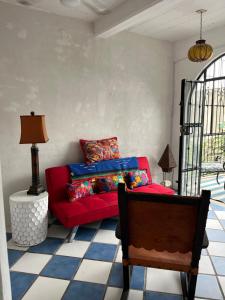 巴亚尔塔港Casa Estrella的客厅配有红色的沙发和桌子