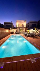 Luxury Villa 5 bedrooms with sea view and free boat内部或周边的泳池