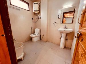 马拉里Sita Hotel & Cottage, Manali的一间带卫生间和水槽的浴室