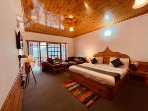 马拉里Sita Hotel & Cottage, Manali的卧室配有一张床和一张桌子