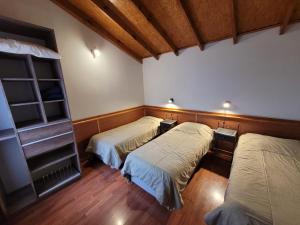 乌斯怀亚特拉因科尼塔酒店的一间客房内配有两张床的房间