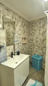 拉波塞拉WavePortugal Surf & Stay的浴室设有白色水槽和镜子