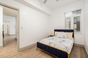 夏洛特Uptown's Elite- 4BR Luxury Oasis的白色的卧室设有床和窗户