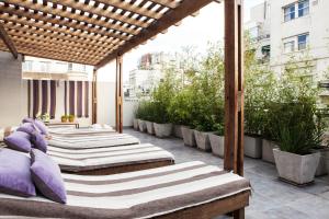 布宜诺斯艾利斯博芳特公寓式酒店的植物阳台的一排床位