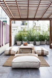 布宜诺斯艾利斯博芳特公寓式酒店的庭院设有枕头和桌子。