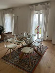 维罗纳Interno 12 Sweet Home的一间设有玻璃桌和椅子的用餐室