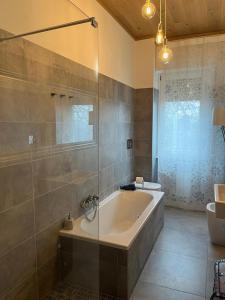 维罗纳Interno 12 Sweet Home的带浴缸和盥洗盆的大浴室