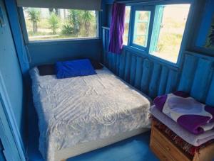 凯博波洛尼奥Casita de Mar的一间小卧室,配有床和窗户