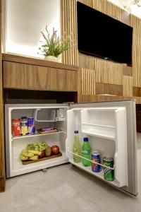 新德里BLESS INN - Near Connaugt Place的装满食物和饮料的开放式冰箱