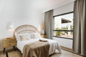 普拉亚布兰卡Villa Marabú的一间卧室设有一张床和一个大窗户