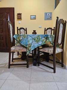 瓜亚基尔Blanca Apartments的一张桌子,椅子上还有一张桌子布