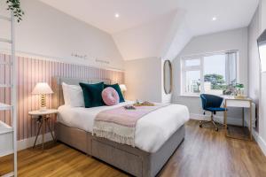 伯恩茅斯Sea Breeze - Coast的一间卧室设有一张大床和一个窗户。