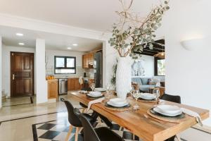 普拉亚布兰卡Villa Marabú的厨房以及带木桌和椅子的用餐室。