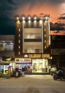 新德里BLESS INN - Near Connaugt Place的前面有一间商务旅馆