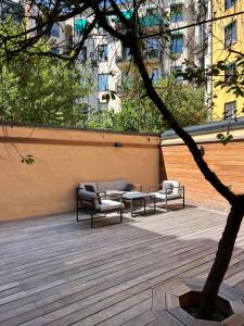 斯德哥尔摩Executive Living Östermalm Suite的一个带沙发和桌子的庭院和一棵树