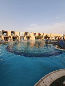 欧普尔شالية 3 غرف على شرم ابحر - جدة - السعودية的度假村内的一个蓝色海水游泳池