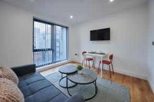 利物浦Host & Stay - Sevenstays Aparthotel的客厅配有沙发和桌子