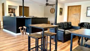 格兰德莱克Big Horn Lodge的客厅配有两张桌子和一张沙发