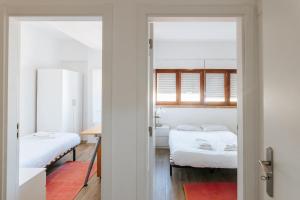 里斯本Lisboa - Ajuda Palace Apartment的一间卧室配有两张床和镜子