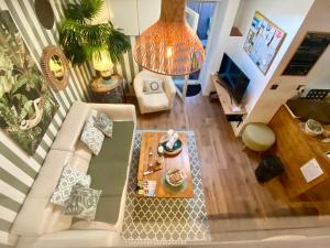 里斯本莫埃达街一室公寓（带夹层楼）的客厅配有沙发和桌子
