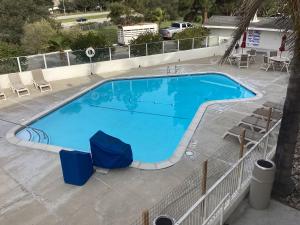 比尔顿索尔文区6比尔顿汽车旅馆 的一个带椅子和围栏的大型蓝色游泳池