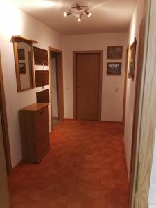 MonplaisirFerienwohnung Anna的一间空房间,走廊上设有木地板和门