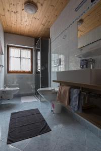 拉伊翁Zehentnerhof的浴室配有盥洗盆、卫生间和浴缸。