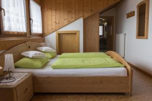 拉伊翁Zehentnerhof的一间卧室配有两张带绿床单的床