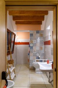 莫尔费塔Agriturismo La Ferrovia的一间带两个盥洗盆和卫生间的浴室