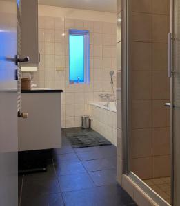阿克雷里Great apartment in Akureyri的一间带水槽和浴缸的浴室以及窗户。