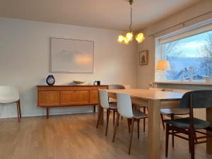 阿克雷里Great apartment in Akureyri的一间带桌椅和窗户的用餐室