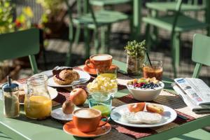 卡瓦莱塞杜鹃公园酒店的餐桌上摆放着早餐食品和咖啡盘