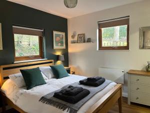 切尔滕纳姆Wellinghill Lodge的一间卧室配有一张床,上面有两条毛巾