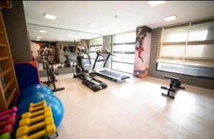 康康Sands and Serenety的健身房,配有跑步机和健身器材
