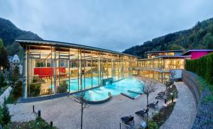 赖尔Casa Barzen - Stilvoll Urlauben an der Mosel的一座大型建筑,前面设有一个游泳池