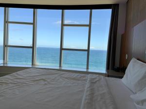 里约热内卢Hotel Nacional RJ - Vista Mar的一间卧室设有一张床,享有海景