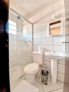 乌巴图巴Água Doce Praia Hotel的白色的浴室设有卫生间和水槽。