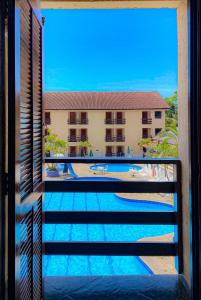 乌巴图巴Água Doce Praia Hotel的从酒店阳台可欣赏到游泳池的景色