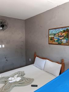 安格拉杜斯雷斯Hostel365的一间卧室配有一张壁画床